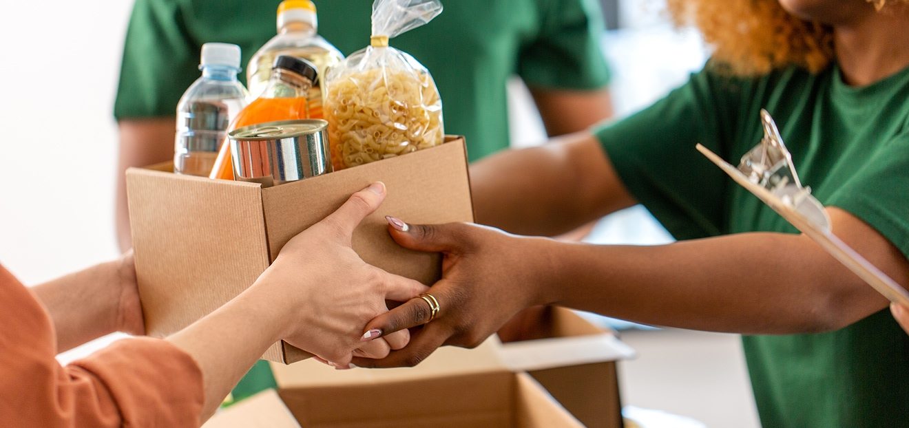 Distribution de colis alimentaires par des bénévoles lors d’une action solidaire
