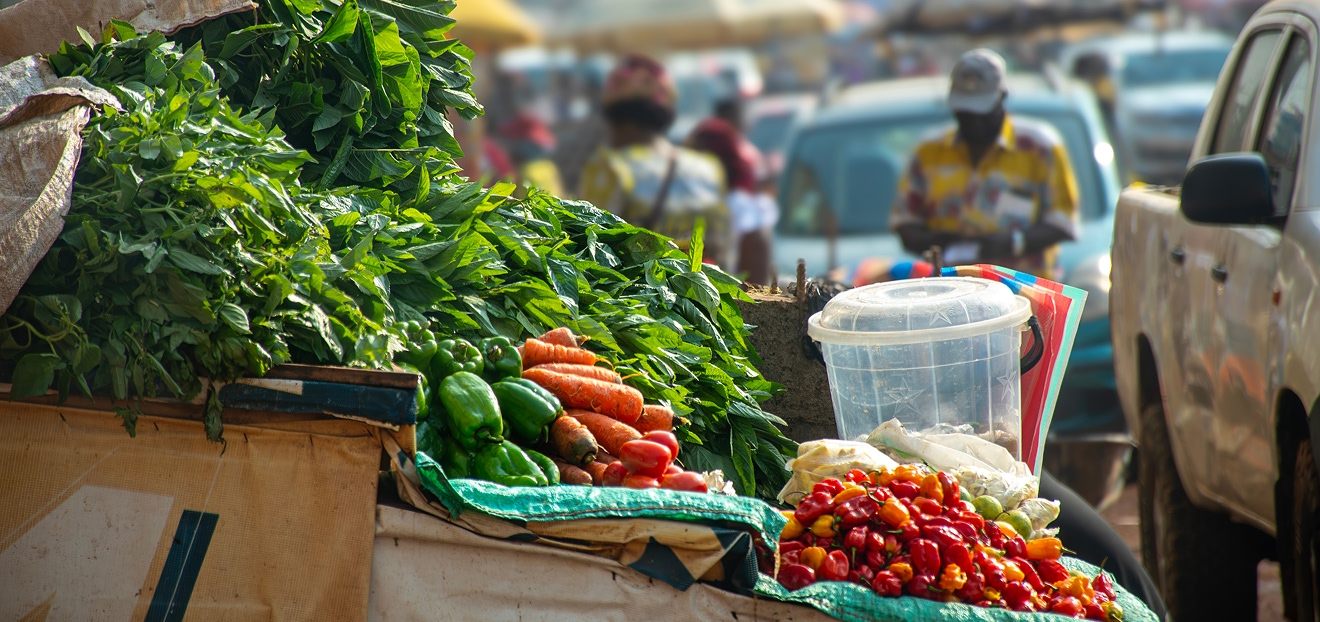 Étal de marché avec légumes frais, poivrons, tomates et légumes verts