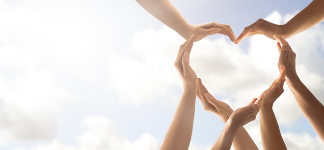 Mains de personnes diverses empilées, symbole d'unité et de solidarité au sein de l'association